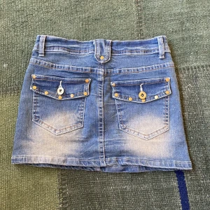 mini skirt - jätte bra skick förutom den där lila tråden som har gått upp där bak använde ganska mycket förut men tröttnade på dem❤️
