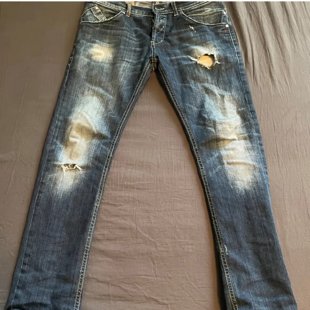Säljer ett par sköna och snygga dondup jeans. Nypris 1300-1800kr Säljer för lite då det är ett hål mellan benen men syns inte när man har på dom. Skriv vid funderingar. Jeans & Byxor.