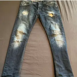 Säljer ett par sköna och snygga dondup jeans. Nypris 1300-1800kr Säljer för lite då det är ett hål mellan benen men syns inte när man har på dom. Skriv vid funderingar