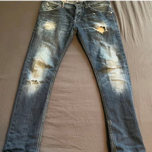 Dondup George - Säljer ett par sköna och snygga dondup jeans. Nypris 1300-1800kr Säljer för lite då det är ett hål mellan benen men syns inte när man har på dom. Skriv vid funderingar