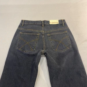 lågmidjade/midwaist bootcut jeans💕 - nya med lappen kvar! midja 37 cm rakt över (midwaist så mät precis över höftbenen) o innerben 86 cm ja e 169 o xs för referens