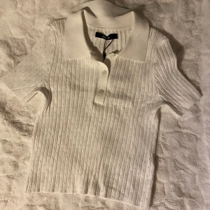 Gina vit tröja - Oanvänd vit tröja med krage från gina.  Lappen är på och den är helt oanvänd, köptes för att prova men sitter inte så fint på just mig.   Frakten tillkommer, kan alternativt hämtad. Skriv för funderingar, pris kan diskuteras💕