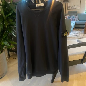 Stone island sweatshirt  - Knappt använd köptes förra året för 2499kr, är för stor för mig så kan ej ha den.