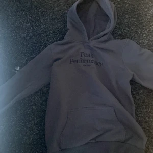 Peak Performance hoodie - Säljer en peak performance hoodie som inte kommer till användning då den är för liten. Använd ett fåtal gånger. 