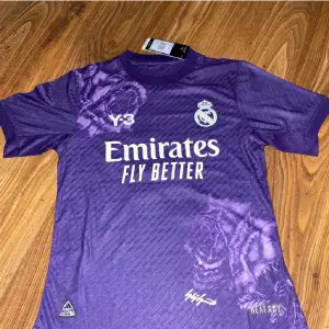 En mycket fin Vini Jr Real Madrid special edition tröja. Helt ny och oanvänd. La Liga och Player Version. Top kvalitet! Storlek: S