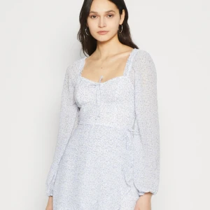 Klänning  - Blå klänning ifrån Hollister. Bara använd 1 gång. Storlek M men skulle säga att den passar en S också. 