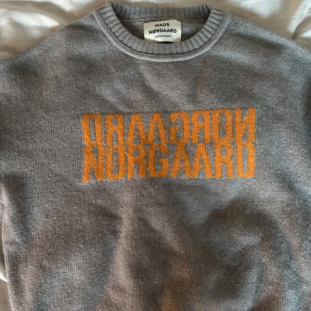 Jätte fin stickad tröja från Mads nørgaard, nästan helt ny så den är i super fint skick!💕 säljer då den är lite liten🤍🤍. Tröjor & Koftor.