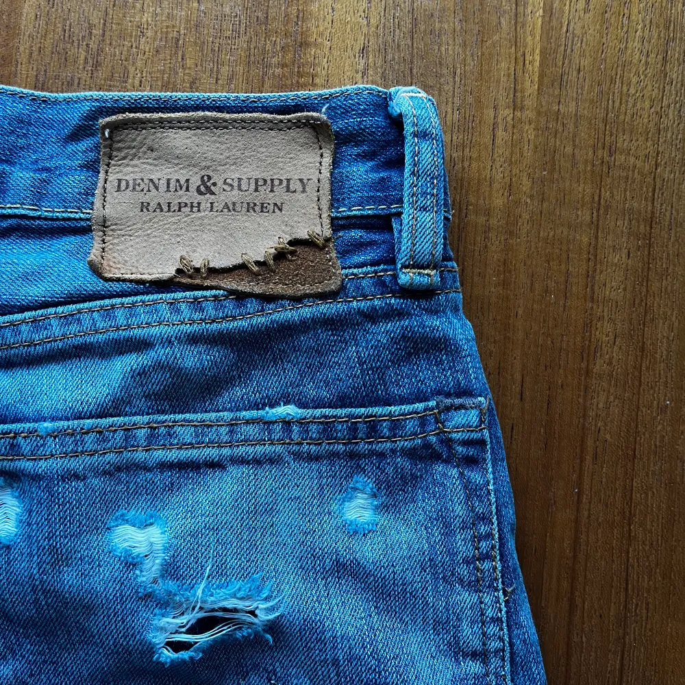 Lowwaist jeansshorts från Ralph lauren. Jättesnygga med stjärmdetaljen, säljer billigt nu med tanke på märket. Pris kan diskuteras. Skriv för fler bilder eller mått 💗. Shorts.