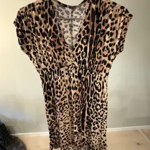 En leopardmönstrad klänning i bra skick, storlek xs/s.