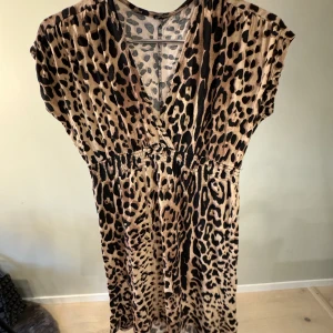Leopardmönstrad klänning - En leopardmönstrad klänning i bra skick, storlek xs/s.