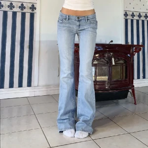 Jeans - Köpta secondhand❤️ skriv för egna bilder! Midjemått 38 cm innerbenslängd 84 men passar mig som är 175🙌🏻