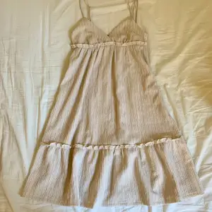 Kort beige klänning som är perfekt till sommaren. Nytt skick då jag bara använt den en gång. Köpt för 250kr. Köpt från hm men kom aldrig till användning. Skriv för mått eller om du har frågor💗