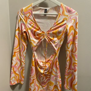 Klänning  - Klänning från H&M storlek xs 