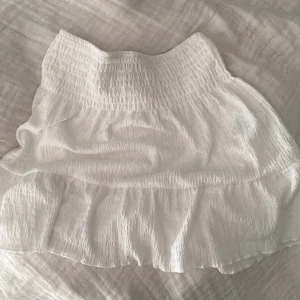 Vit kjol - Säljer denna vita mini kjol från Gina 💕 super fin till sommaren. Inga defekter 💕