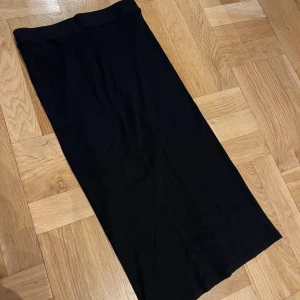 Lång kjol - Mellan lång kjol som går till vaderna får än lager157 