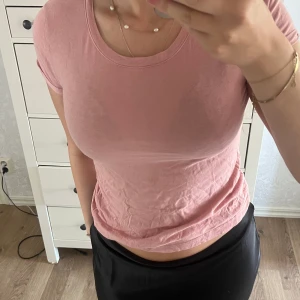 Gammalrosa t-shirt - Jag säljer en gammalrosa söt T-Shirt från Cubus barnavdelning. Toppen är i fint skick och sparsamt använd(tyvärr lite skrynklig på bilderna). Jag skulle säga att toppen är S storleksmässigt😇