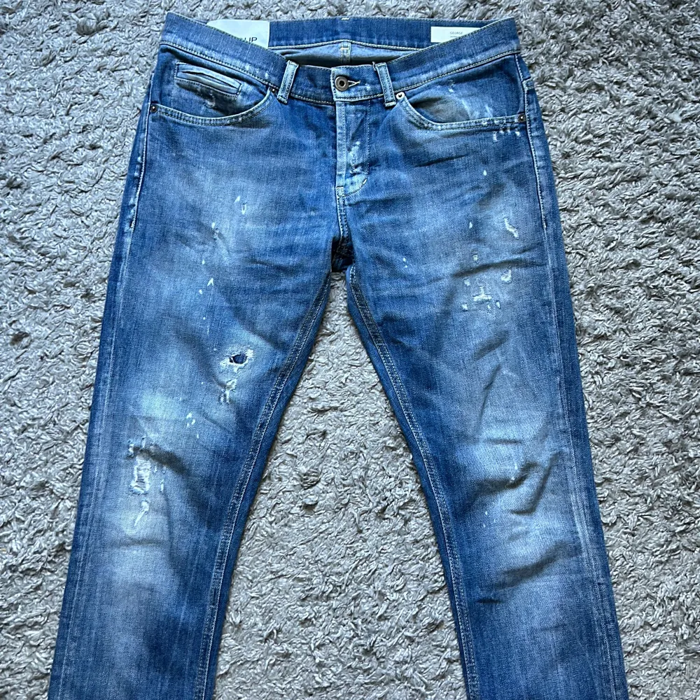 Ett par feta Dondup George jeans med slitningar i storlek 32  😁 Kom pm för fler bilder eller frågor | skick 10/10 inga konstigheter | pris kan diskuteras | 🔥. Jeans & Byxor.