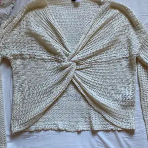 En stickad tröja med en knut i mitten som knappt använts 