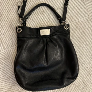 Marc Jacobs väska - Så snygg svart väska från Marc Jacobs med silver detaljer🌟passar till allt! I toppen skick