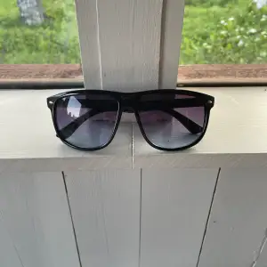 Riktigt snygga solbrillor som är i samma modell som Rayban boyfriend. Perfekta nu inför sommaren. Priset kan diskuteras!