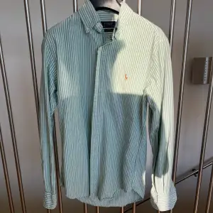 Grön och vitrandig skjorta från Ralph Lauren. Storlek S slim fit