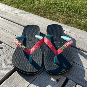  Barn Flip-Flops havaianas - Aldrig använda. För stora förra året, för små i år  Stora i storleken