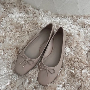 Ballerinaskor - Super fina ballerina skor från HM, aldrig använda endast testade!!