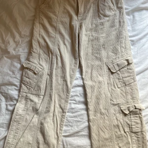 cargo byxor - low waist cargobyxor i manchester tyg från urban outfitters! korta i storleken. lite slitna vid slutet av benen men det är inget som märks. 