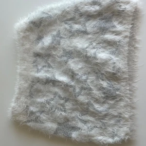 Fluffig vit kjol med stjärnor  - Jag säljer en vit fluffig kjol med silvriga stjärnor i tyget. Kjolen har ett mysigt och stretchigt material. Bra sick, äldre kjol från H&Ms barnavdelning. Storleksmässigt passar den en XS. 
