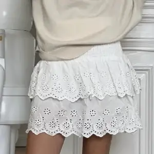 Säljer denna söta kjol då den inte kommer till användning längre💞 går att justera så att den kan va lågmidjad💞 båda bilderna är lånade men det är exakt samma kjol på bilderna, fråga för fler bilder❤️