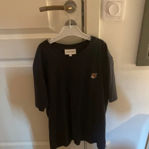 Maison Kitsune T-shirt - Tja, säljer en sprillans ny t-shirt från Maison kitsune! Tröjan är aldrig använd och nypris ligger runt 1299 men mitt pris är 599kr! Skriv om frågor och funderingar!