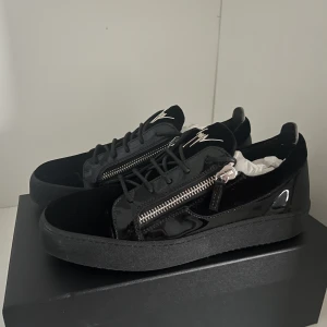 Giuseppe zanotti skor - Används Fåtal gånger och är i bra skick, de har inte kommit till så mycket användning och de är därför jag väljer att säljs dem. Pris kan diskuteras👍