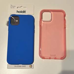 Säljer dessa två iPhone 11 skal från Holdit i ett paket båda för 40kr. Det blåa är oanvänt och det rosa är använt ett par få gånger men är super fräscht. Det rosa skalet är lite mörkare i verkligheten än på bild. 