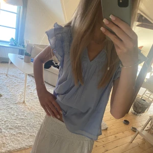 Gina blus💞 - Säljer nu dennna superfina blus från Gina Tricot. Slutsåld på hemsidan. Endast använd två gånger. 🥰💞