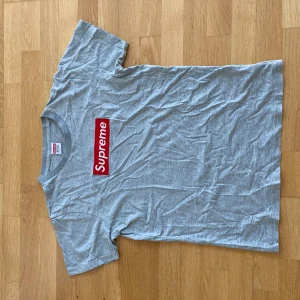 OG SUPREME T-SHIRT - Säljer denna feta Supreme t-shirt i 9/10 skick, storleken är Large men passar Medium/Small. Om intresserad skriv. Vid köp tar helst Swish! Levi
