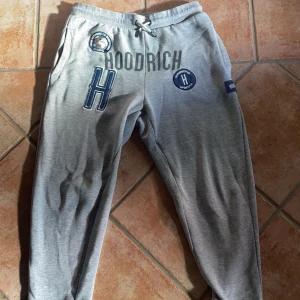 Hoodrich mjukisbyxor - Hoodrich mjukisbyxor. Knappast använda pga dom är för små. Pris kan diskuteras