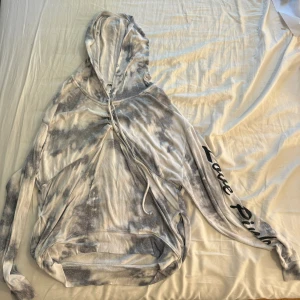 Fin tunn hoddie från märket pink  - Fin tunn marmor liknande blus/hoodie från det kända märket PINK  Storlek XS 