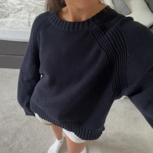 HOUSE OR DAGMAR Knitted Jumper - Säljer denna jättefina stickade tröjan ifrån House of Dagmar som passar perfekt till västkusten i sommar!🌊 Den är knappt använd och i bra skick. Helt slutsåld på hemsidan. Ny pris: 3499kr