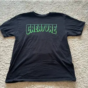 Creature skateboard t-shirt med tryck fram. Trycket är lite lite urtvättat. 
