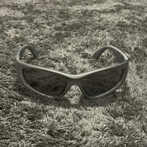 Grå solglasögon  - Solglasögonen är från weekday och är aldrig använda.  Meddela vid frågor eller fler bilder!