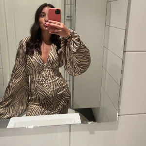 Adoore klänning  - Denna klänning kommer tyvärr inte till användning längre, lite för tight. Använd Max 4 gånger ❣️ nypris 1695kr