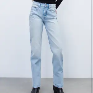 Straight midwaist jeans från Zara i storlek 36