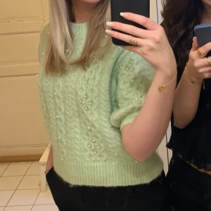 Grön stickad tröja med pärldetaljer  - Säljer denna söta tröja från Zara 😍 Perfekt för lite svalare sommarkvällar ❤️‍🔥❤️‍🔥