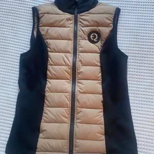 House of Eqona väst  - ⭐️House of Eqona Väst svart/beige strl S. Nypris är 1199kr, 900kr eller bud. Helt ny! 