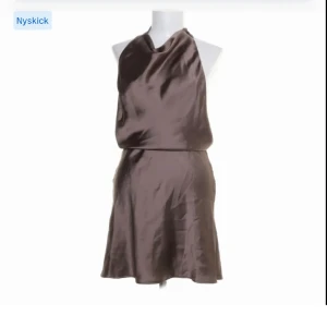 Klänning zara satin - Säljer denna känningen från zara i satin❤️ den är khaki/brun❤️ ej använd!