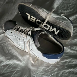 Philippe Model skor 43 - Nyskick 9/10 har testat runt i huset och en gång ute. Har kvitto och liknande info. Box ingår i köpet, för mer bilder kontakta mig.