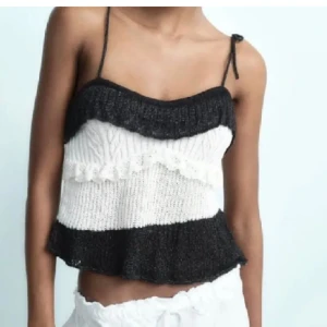 Zara topp - Säljer denna superfina slutsålda topp från zara i storlek S, jättebra skick!!💕💕