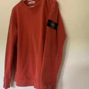 Snygg röd Stone Island sweater som inte används längre, storlek M.  Färgen ser solblekt ut men varit så från början, men finns tecken på användning. 7/10 condition.