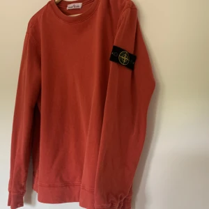 Stone Island Röd Sweatshirt - Snygg röd Stone Island sweater som inte används längre, storlek M.  Färgen ser solblekt ut men varit så från början, men finns tecken på användning. 7/10 condition.
