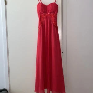 Klänning - En jättefin röd klänning som passar perfekt till balen eller bröllop💞 endast använd en gång. Perfekt längd för mig som är 163💕